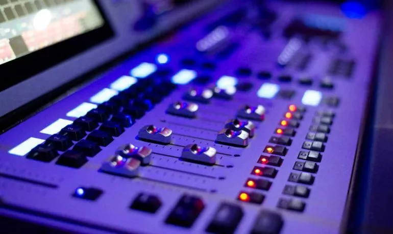 Choosing the Right Stage Lighting Console for your School Elation Professional Obsidian ONYX 770x460 1